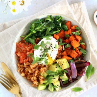 Tendance et gourmande, cette salade bowl de riz, kimchi et oeufs pochés constitue un repas végétarien audacieux aux accents coréens.
