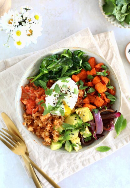 This kimchi rice bowl is colorful, hearty and satisfying, with a little spicy kick. A great veggie bowl with a Korean touch.
