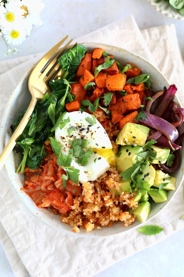 Tendance et gourmande, cette salade bowl de riz, kimchi et oeufs pochés constitue un repas végétarien audacieux aux accents coréens.