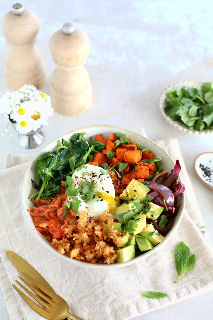 Tendance et gourmande, cette salade bowl de riz, kimchi et oeufs pochés constitue un repas végétarien audacieux aux accents coréens.