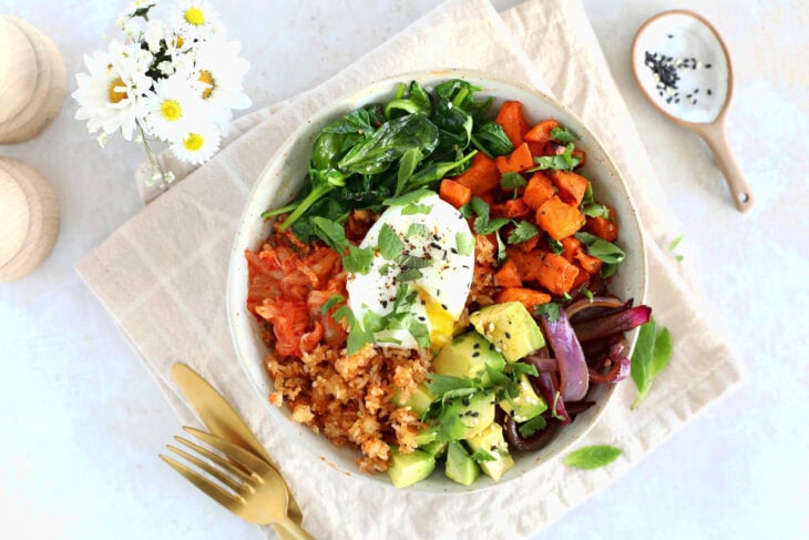 Tendance et gourmande, cette salade bowl de riz, kimchi et oeufs pochés constitue un repas végétarien audacieux aux accents coréens.