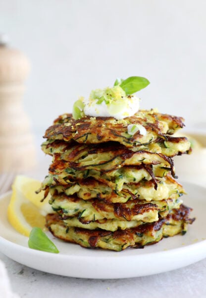 Légèrement croustillantes en surface et tendres à l'intérieur, les galettes de courgettes sont rapides à préparer et plaisent aussi bien à l'apéritif, en entrée ou en plat principal, accompagnées d'un dip crémeux.