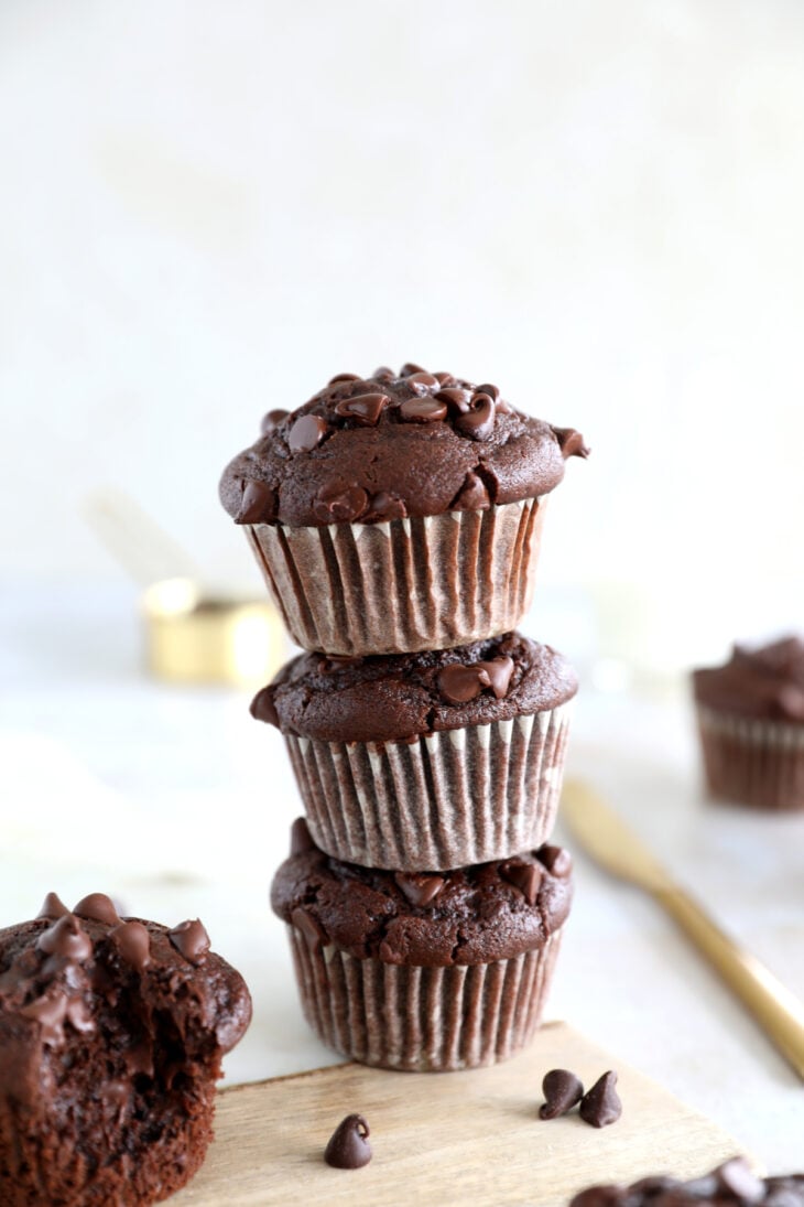 Des muffins tout chocolat, moelleux et bien dodus, avec un muffin top légèrement croquant en surface et un bon goût de chocolat.