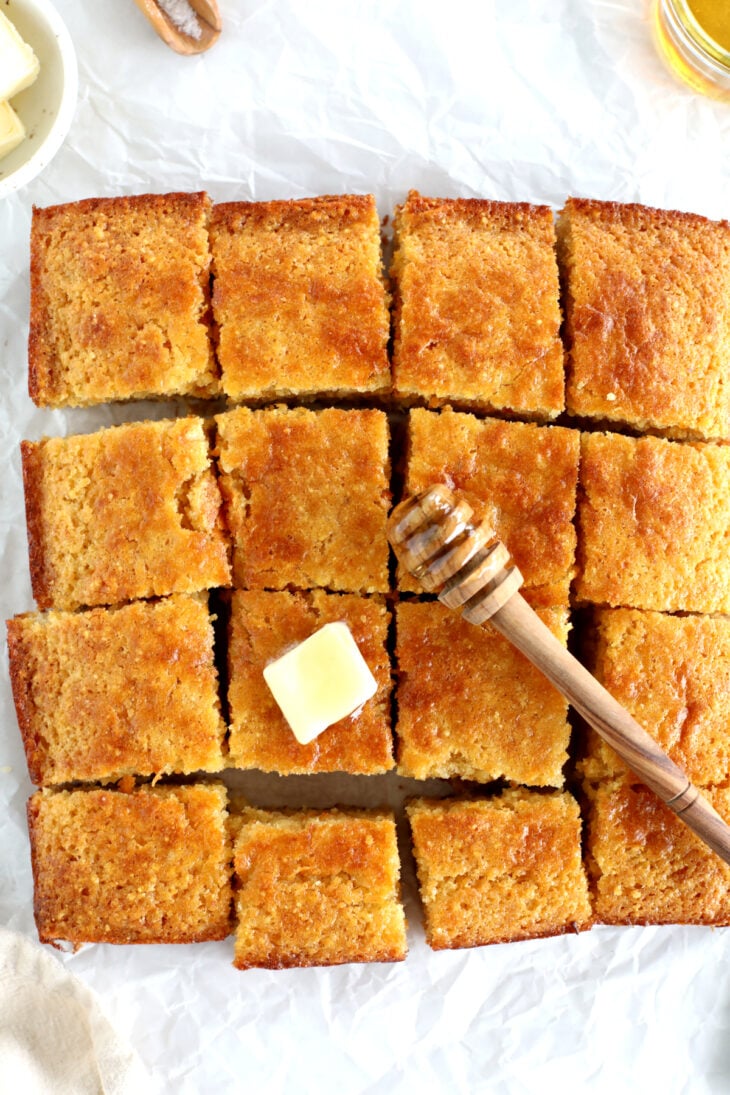 Découvrez la recette du cornbread maison, un pain au maïs américain préparé avec de la semoule de maïs, idéal pour Thanksgiving.