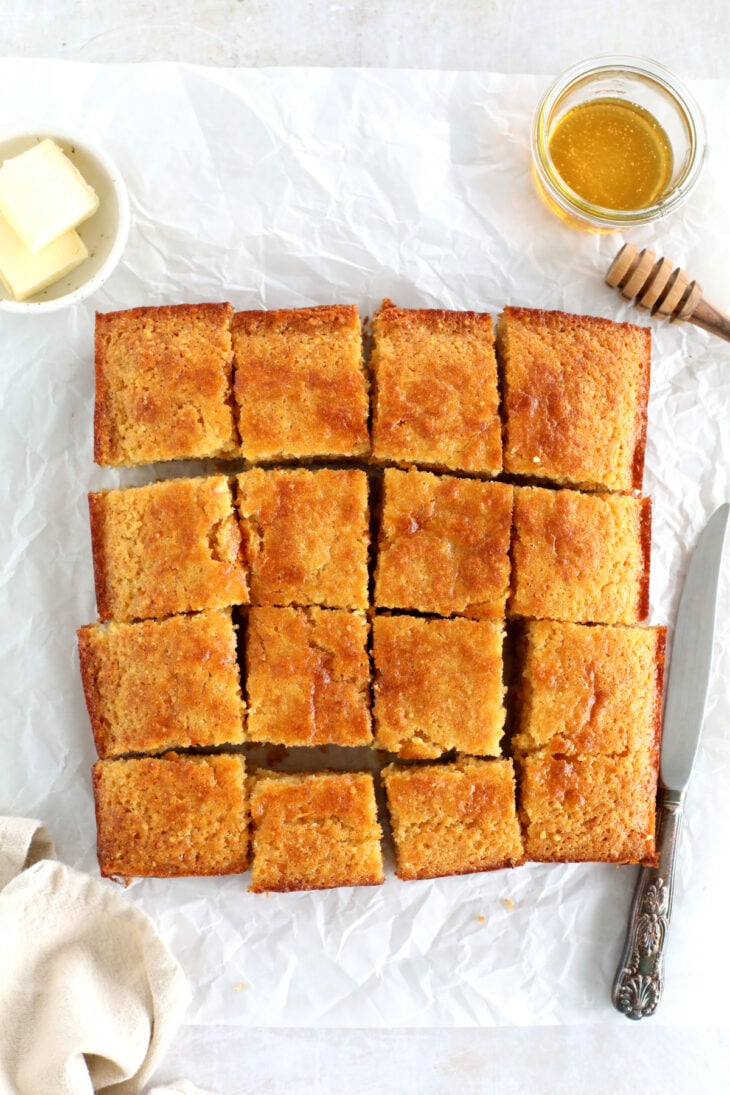 Découvrez la recette du cornbread maison, un pain au maïs américain préparé avec de la semoule de maïs, idéal pour Thanksgiving.