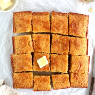 Découvrez la recette du cornbread maison, un pain au maïs américain préparé avec de la semoule de maïs, idéal pour Thanksgiving.