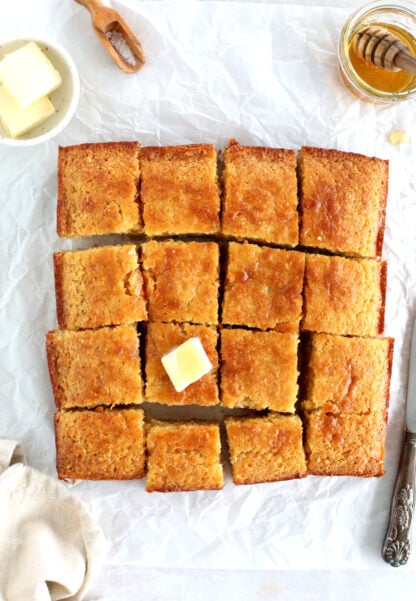 Découvrez la recette du cornbread maison, un pain au maïs américain préparé avec de la semoule de maïs, idéal pour Thanksgiving.