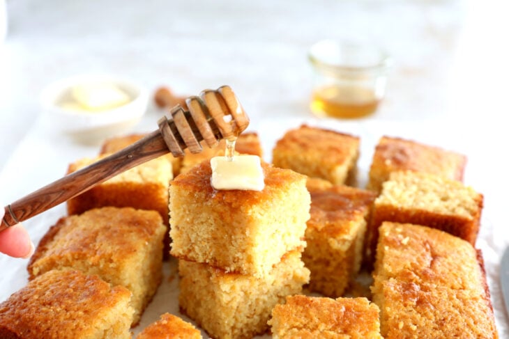 Découvrez la recette du cornbread maison, un pain au maïs américain préparé avec de la semoule de maïs, idéal pour Thanksgiving.