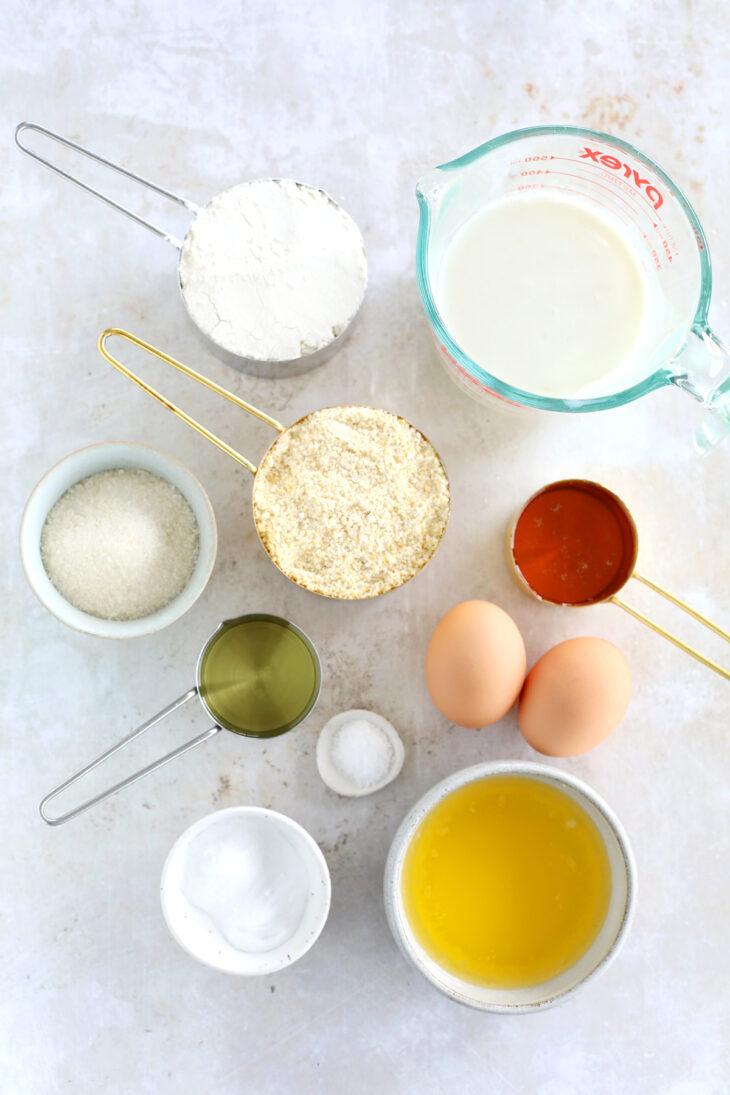 Découvrez la recette du cornbread maison, un pain au maïs américain préparé avec de la semoule de maïs, idéal pour Thanksgiving.