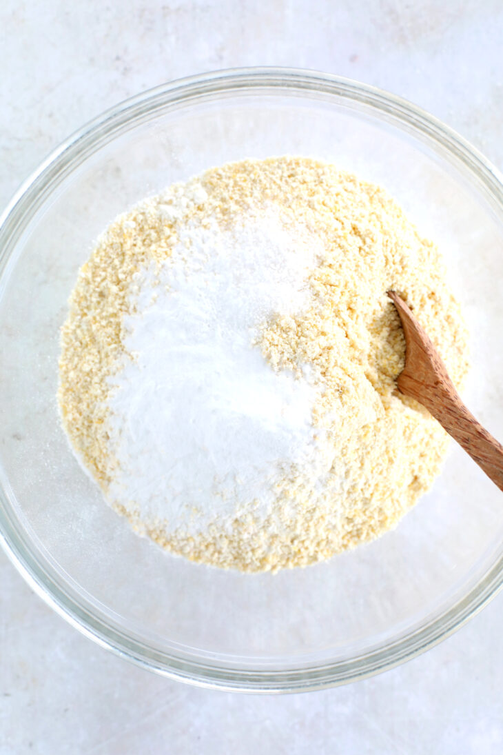 Découvrez la recette du cornbread maison, un pain au maïs américain préparé avec de la semoule de maïs, idéal pour Thanksgiving.