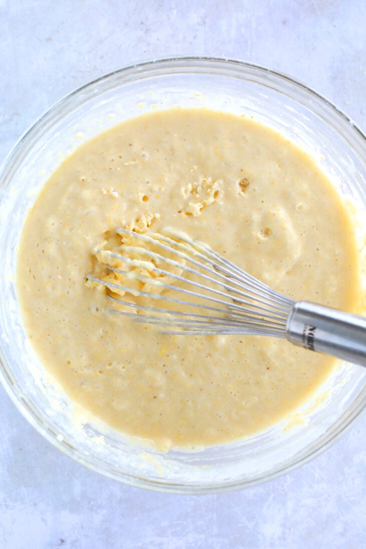 Découvrez la recette du cornbread maison, un pain au maïs américain préparé avec de la semoule de maïs, idéal pour Thanksgiving.