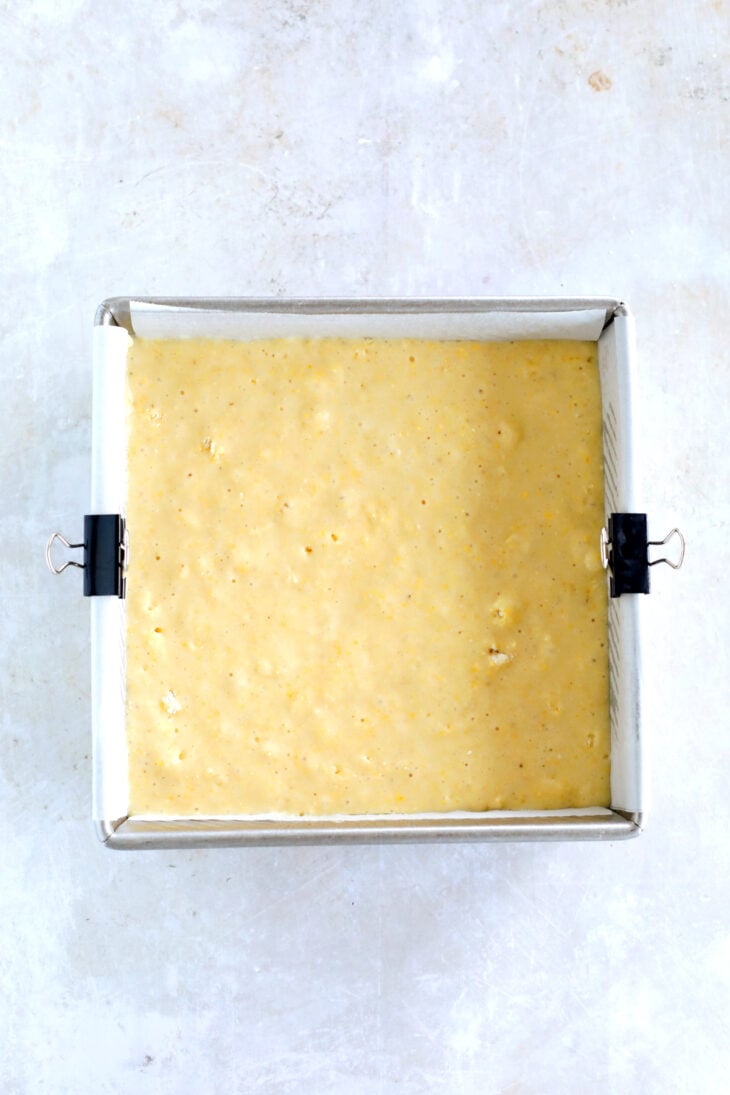 Découvrez la recette du cornbread maison, un pain au maïs américain préparé avec de la semoule de maïs, idéal pour Thanksgiving.