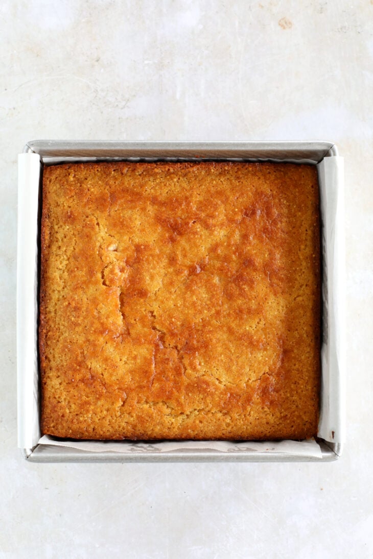 Découvrez la recette du cornbread maison, un pain au maïs américain préparé avec de la semoule de maïs, idéal pour Thanksgiving.