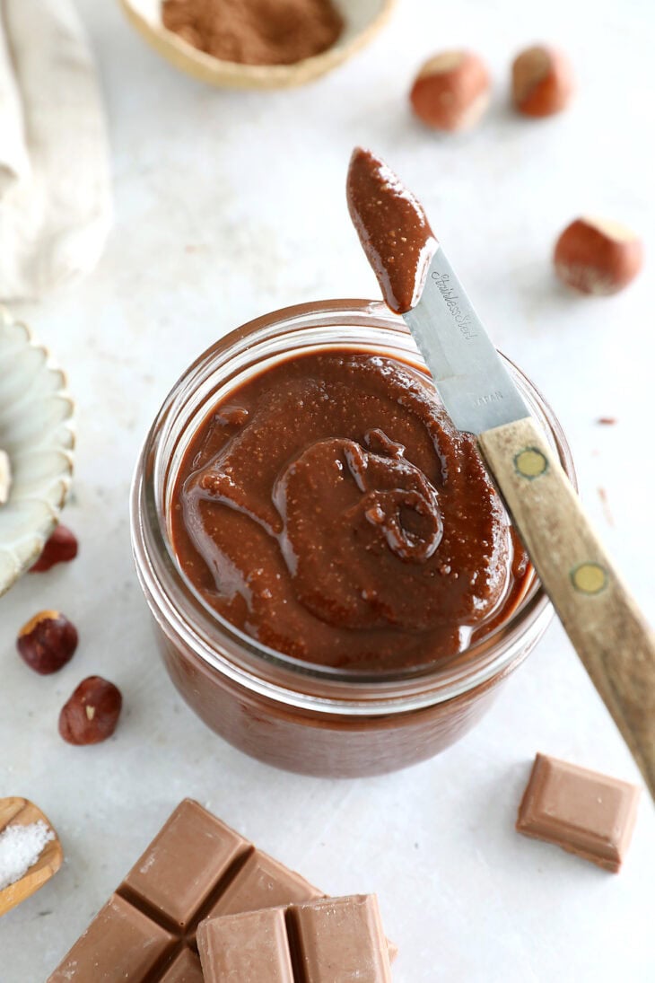Apprenez à réaliser du Nutella maison avec quelques ingrédients simples et naturels. Une pâte à tartiner incroyablement gourmande.