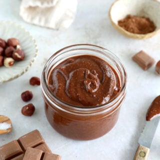 Apprenez à réaliser du Nutella maison avec quelques ingrédients simples et naturels. Une pâte à tartiner incroyablement gourmande.