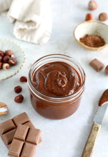 Apprenez à réaliser du Nutella maison avec quelques ingrédients simples et naturels. Une pâte à tartiner incroyablement gourmande.