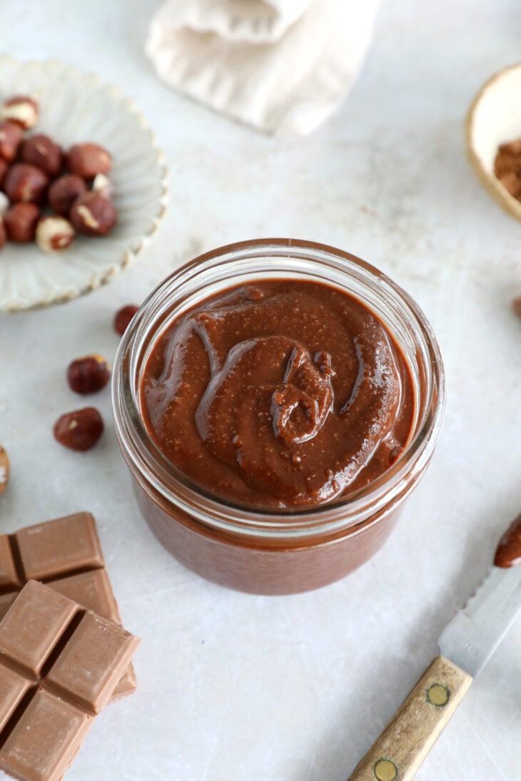 Apprenez à réaliser du Nutella maison avec quelques ingrédients simples et naturels. Une pâte à tartiner incroyablement gourmande.