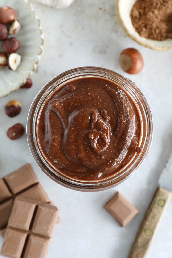 Apprenez à réaliser du Nutella maison avec quelques ingrédients simples et naturels. Une pâte à tartiner incroyablement gourmande.