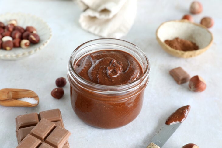 Apprenez à réaliser du Nutella maison avec quelques ingrédients simples et naturels. Une pâte à tartiner incroyablement gourmande.