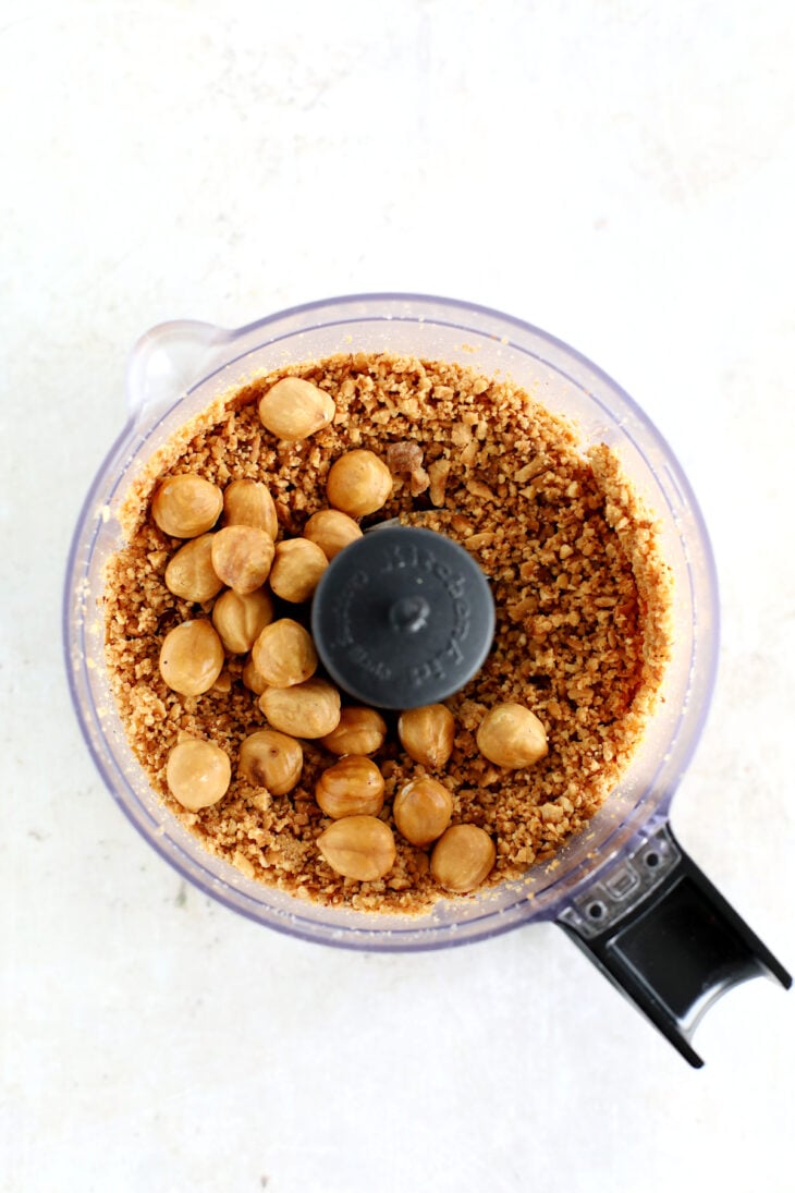 Apprenez à réaliser du Nutella maison avec quelques ingrédients simples et naturels. Une pâte à tartiner incroyablement gourmande.