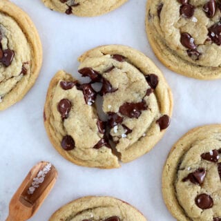 Les cookies américains aux pépites de chocolat, ce sont des cookies généreux, à la fois tendres et moelleux et garnis de pépites de chocolat.
