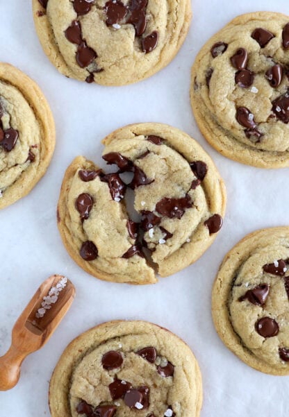 Les cookies américains aux pépites de chocolat, ce sont des cookies généreux, à la fois tendres et moelleux et garnis de pépites de chocolat.