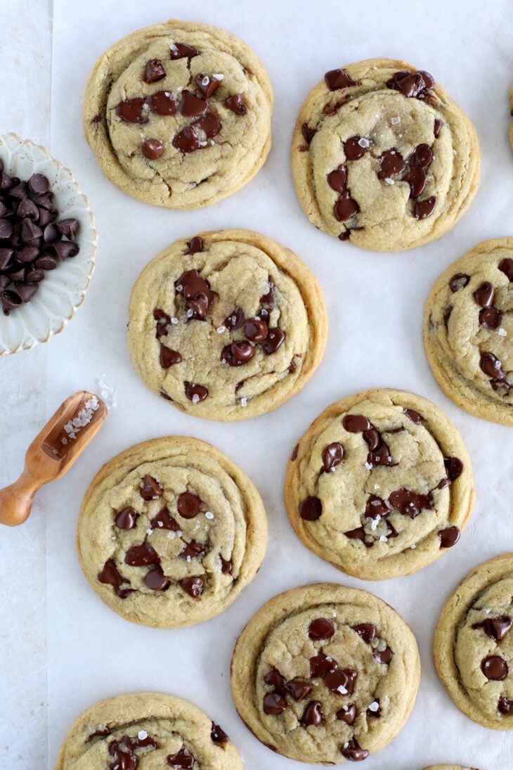 Les cookies américains aux pépites de chocolat, ce sont des cookies généreux, à la fois tendres et moelleux et garnis de pépites de chocolat.
