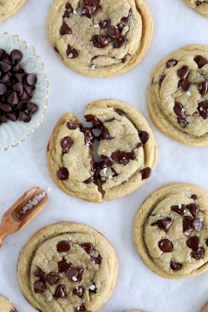 Les cookies américains aux pépites de chocolat, ce sont des cookies généreux, à la fois tendres et moelleux et garnis de pépites de chocolat.