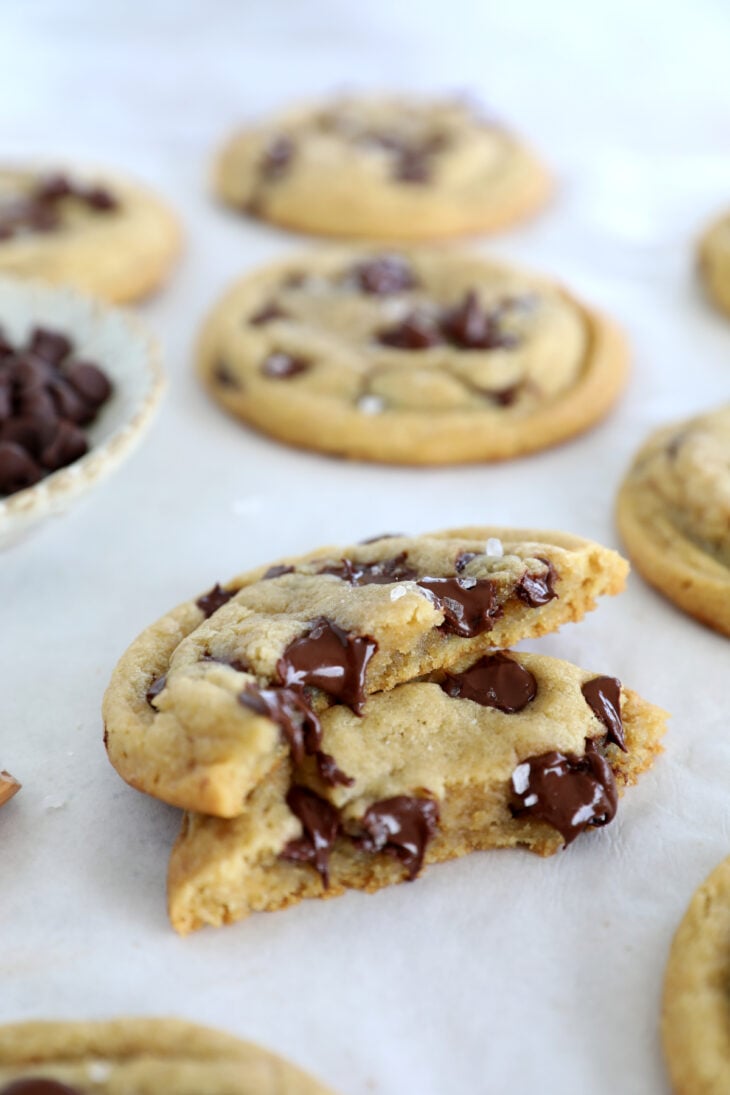 Les cookies américains aux pépites de chocolat, ce sont des cookies généreux, à la fois tendres et moelleux et garnis de pépites de chocolat.