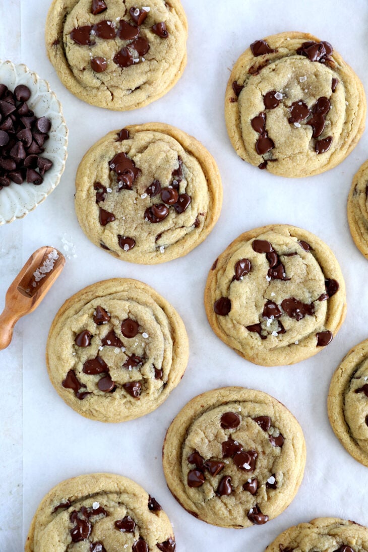Les cookies américains aux pépites de chocolat, ce sont des cookies généreux, à la fois tendres et moelleux et garnis de pépites de chocolat.