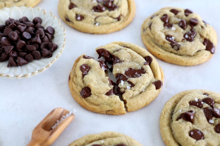 Les cookies américains aux pépites de chocolat, ce sont des cookies généreux, à la fois tendres et moelleux et garnis de pépites de chocolat.