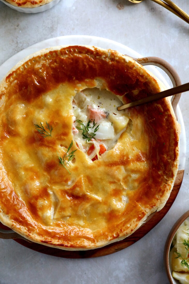 This puff pastry topped fish pie consists in a medley of salmon and cod with fennel, all tossed in a creamy and subtle white wine sauce.