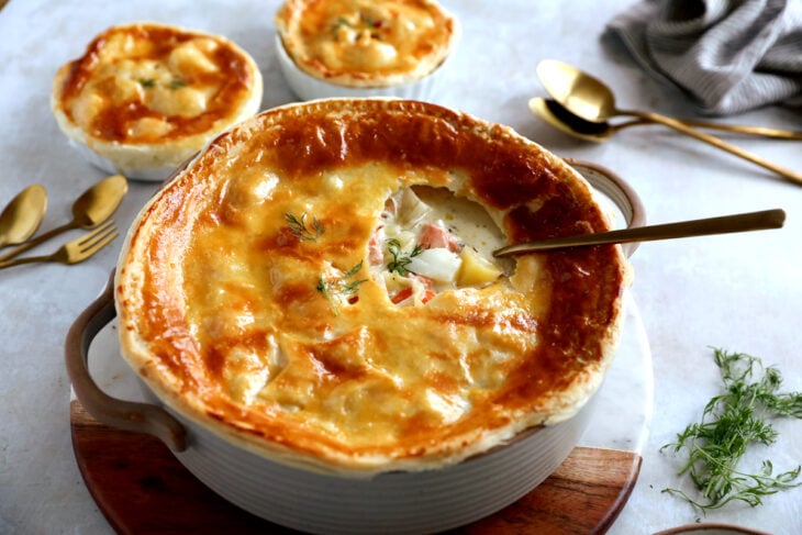 This puff pastry topped fish pie consists in a medley of salmon and cod with fennel, all tossed in a creamy and subtle white wine sauce.