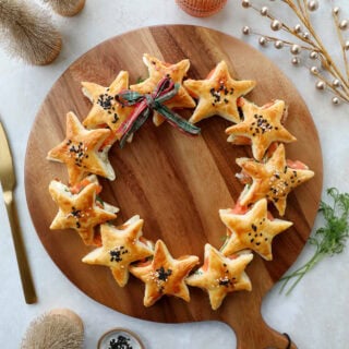 Cette couronne d'étoiles feuilletées au saumon fumé est d'une simplicité enfantine à préparer tout en étant très festive.