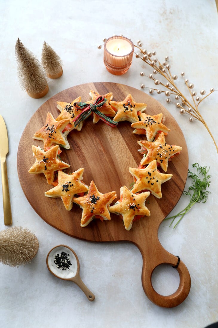Cette couronne d'étoiles feuilletées au saumon fumé est d'une simplicité enfantine à préparer tout en étant très festive.