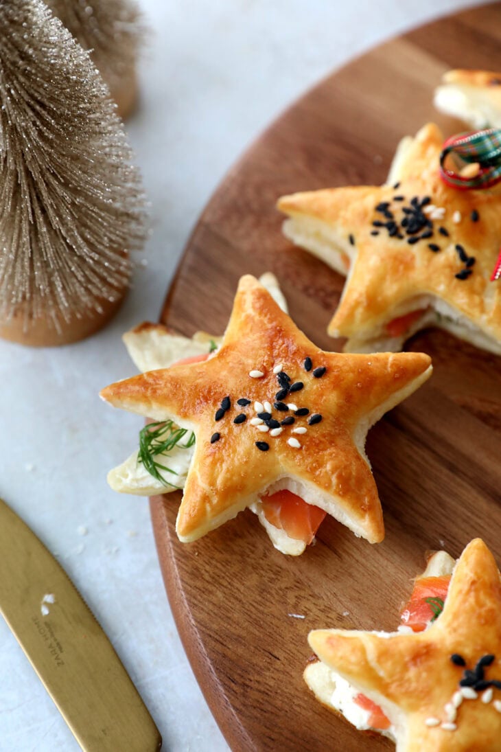 Cette couronne d'étoiles feuilletées au saumon fumé est d'une simplicité enfantine à préparer tout en étant très festive.