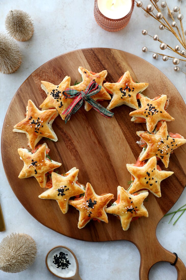 Cette couronne d'étoiles feuilletées au saumon fumé est d'une simplicité enfantine à préparer tout en étant très festive.