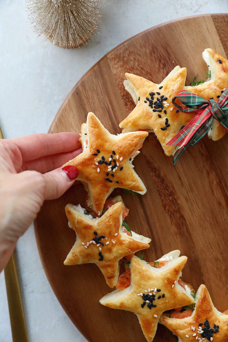 Cette couronne d'étoiles feuilletées au saumon fumé est d'une simplicité enfantine à préparer tout en étant très festive.
