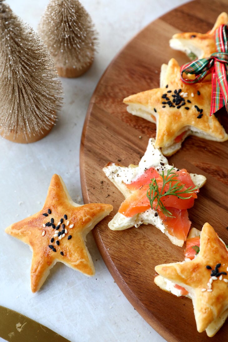 Cette couronne d'étoiles feuilletées au saumon fumé est d'une simplicité enfantine à préparer tout en étant très festive.