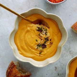 Voici une soupe de carottes et lentilles corail en toute simplicité, qui est à la fois complète, nourrissante et réconfortante.
