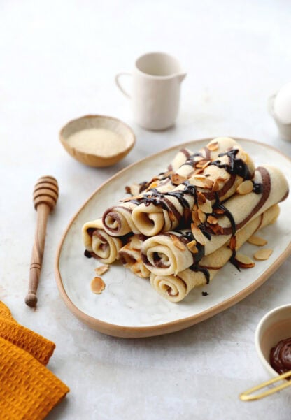 Apprenez &agrave; r&eacute;aliser des cr&ecirc;pes tourbillon, ces fameuses cr&ecirc;pes marbr&eacute;es vanille-chocolat, avec un tourbillon &agrave; l'int&eacute;rieur.