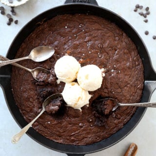Le skillet brownie (brownie à la poêle) se déguste encore chaud et à la petite cuillère immédiatement à la sortie du four.