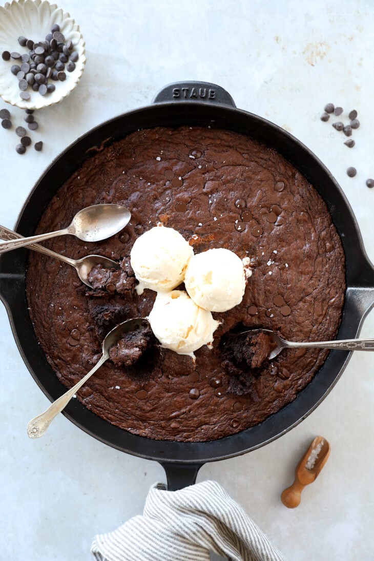 Le skillet brownie (brownie à la poêle) se déguste encore chaud et à la petite cuillère immédiatement à la sortie du four.