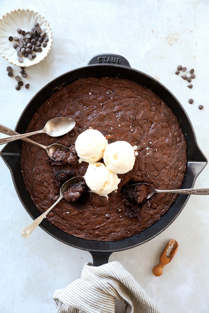 Le skillet brownie (brownie à la poêle) se déguste encore chaud et à la petite cuillère immédiatement à la sortie du four.