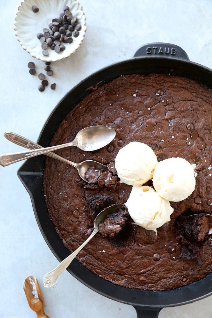 Le skillet brownie (brownie à la poêle) se déguste encore chaud et à la petite cuillère immédiatement à la sortie du four.