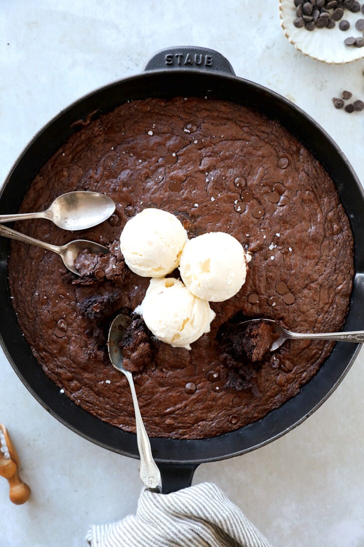 Le skillet brownie (brownie à la poêle) se déguste encore chaud et à la petite cuillère immédiatement à la sortie du four.