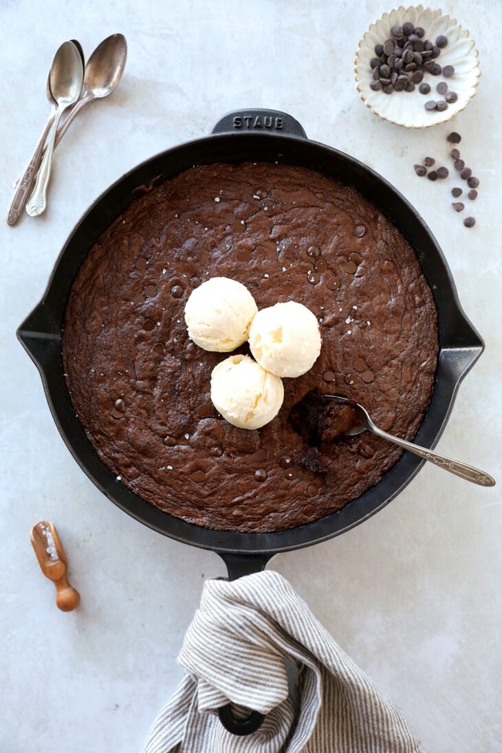 Le skillet brownie (brownie à la poêle) se déguste encore chaud et à la petite cuillère immédiatement à la sortie du four.