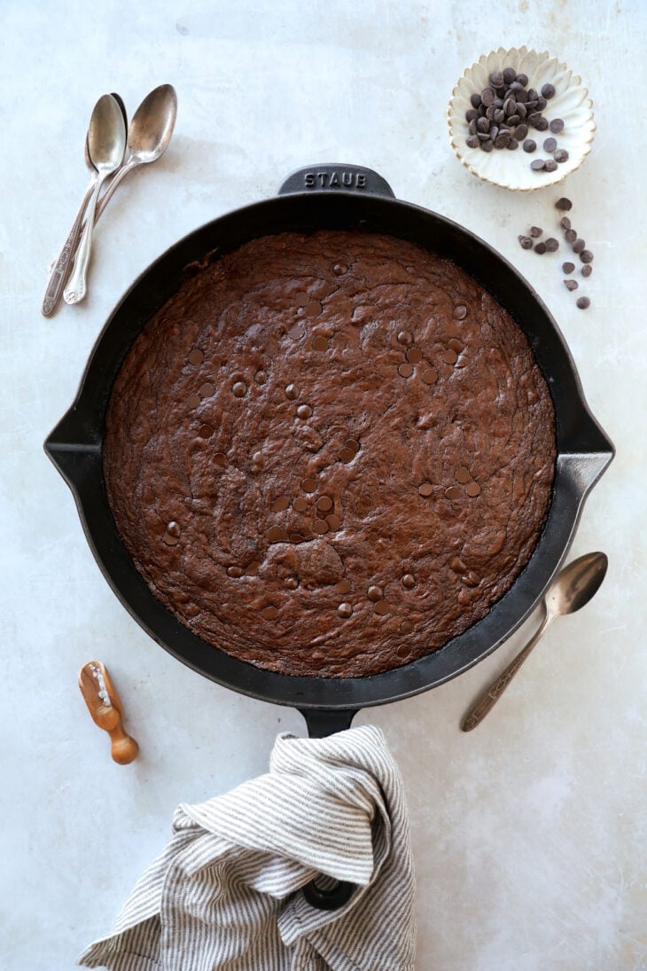 Le skillet brownie (brownie à la poêle) se déguste encore chaud et à la petite cuillère immédiatement à la sortie du four.