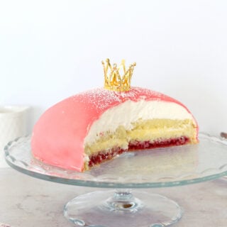 Le prinsesstårta (gâteau princesse) est un gâteau traditionnel suédois à étages recouvert d'un dôme caractéristique en pâte d'amande.