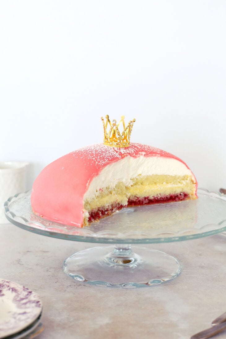 Le prinsesstårta (gâteau princesse) est un gâteau traditionnel suédois à étages recouvert d'un dôme caractéristique en pâte d'amande.